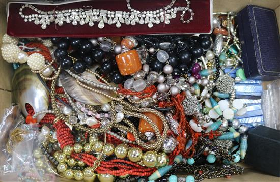 A quantity of mixed costume jewellery.